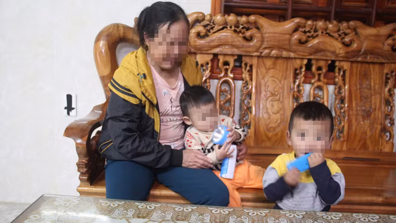 Bà Th. vừa làm bà vừa làm mẹ, khi 2 cô con dâu đi nước ngoài không về.