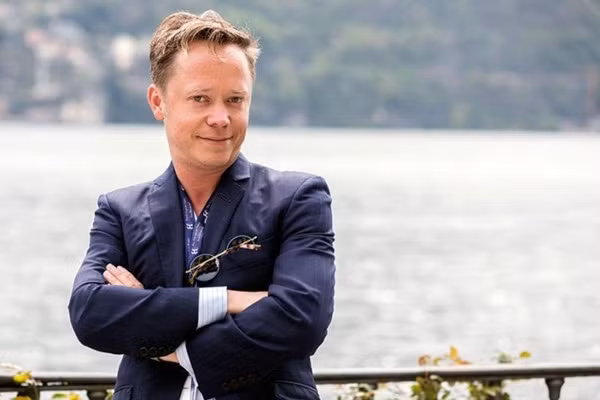 Brock Pierce Brock Pierce từng được biết đến với tư cách là một diễn viên nhí. Khi trưởng thành, anh quyết tâm trở thành người đi tiên phong trong lĩnh vực tiền ảo, đầu tư vào hàng chục công ty như Mastercoin, Coinbase và Ethereum. Hiện anh đang là chủ tích của Bitcoin Foundation.