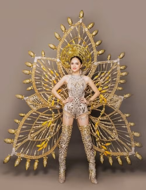 Không phải là áo dài, đây mới là trang phục dân tộc “siêu” ấn tượng của Hương Giang.