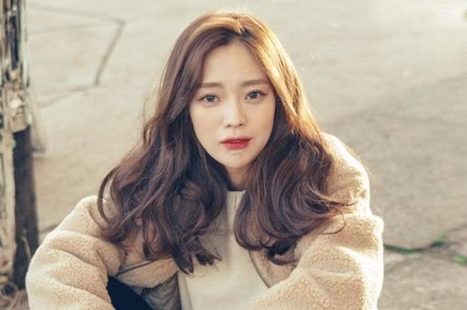 Tóc xoăn tỉa tóc sẽ mọc nhanh hơn Tỉa tóc không chỉ giúp tóc thẳng mọc nhanh hơn mà tóc xoăn cũng vậy. Nếu các bạn tỉa tóc, tóc không chỉ loại bỏ được những phần xơ và rối mà kích thích mọc nhanh hơn. Vậy nên đối với các cô nàng có mái tóc xoăn tự nhiên thì đừng ngại tỉa đi đoạn tóc xơ ở ngọn để có được mái tóc đẹp và dài như ý nhé.