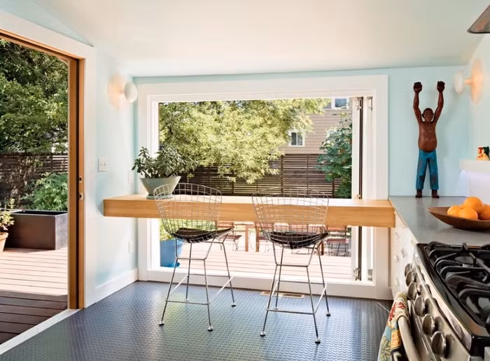 Cánh cửa lớn giúp gian bếp luôn tràn ngập ánh sáng.