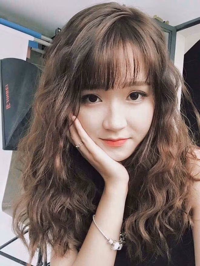 Tóc xoăn tự nhiên không nên duỗi hoặc ép Tóc xoăn tự nhiên có một cấu trúc nhất định. Chính vì vậy nếu bạn duỗi hoặc ép sẽ phá vỡ quy tắc vốn có của tóc. Từ đó, tóc bạn sẽ bị hỏng và hư tổn nặng. Dù bạn có dùng kem dưỡng ẩm hoặc các biện pháp chăm sóc tóc thì chắc chắn tóc bạn sẽ không bao giờ có lại được vẻ đẹp như ban đầu.