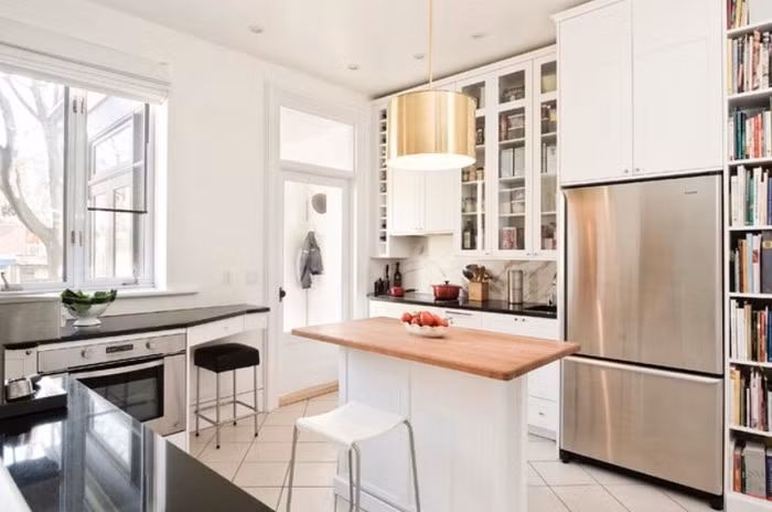 Kệ bếp chỉ chưa đầy 1m2 vẫn đủ để nấu nướng và sơ chế đồ ăn.