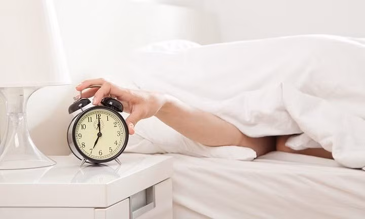 Thức dậy sớm: Trong kỳ nghỉ Tết, đồng hồ sinh học của nhiều người thường bị đảo lộn. Thói quen “thức khuya, dậy muộn” làm cho bạn khó có thể dậy sớm đi học. Vậy nên, chuyện ngủ dậy muộn rất dễ xảy ra đối với buổi học đầu tiên sau năm mới. Bạn hãy chuẩn bị trang phục, sách vở đi ngủ sớm và đặt đồng hồ báo thức để có thể thức dậy đúng giờ. (Ảnh Financesonline).