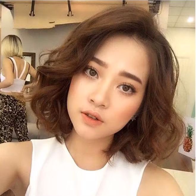 Tóc xoăn tự nhiên phù hợp với kiểu nào? 1. Tóc xoăn ngắn ngang vai Mái tóc xoăn ngắn ngang vai thường khá phù hợp với các cô nàng có khuôn mặt tròn hay trái xoan. Với những bạn nữ có khuôn mặt này, một mái tóc xoăn đầy quyến rũ nhưng vấn giữ nét trẻ trung năng động sẽ là phong cách mới vô cùng tuyệt vời.