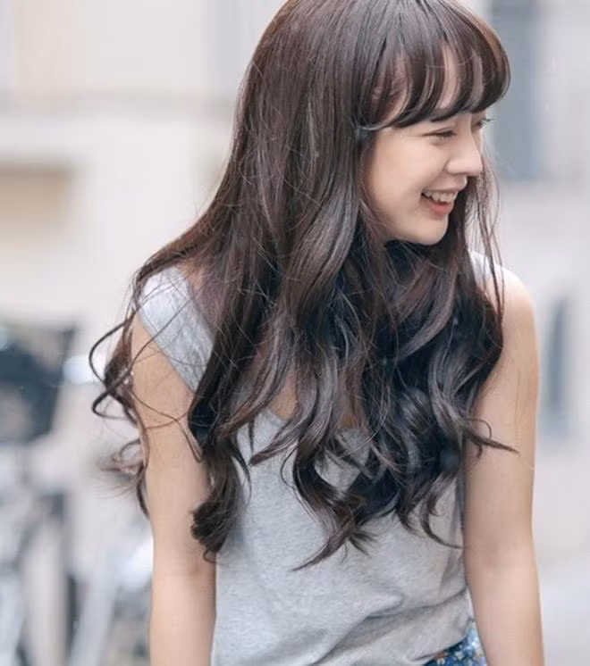 Cách bảo vệ mái tóc xoăn tự nhiên Một nghiên cứu đã chỉ ra rằng, tóc xoăn tự nhiên nếu thoa dầu hoặc sáp sẽ đẹp và mọc nhanh hơn như khi dưỡng tóc tại các salon. Chính vì vậy, nếu bạn muốn có một mái tóc xoăn tự nhiên dài và đẹp thì một lọ sáp hoặc dầu sẽ là biện pháp vô cùng tuyệt vời cho mà xem.