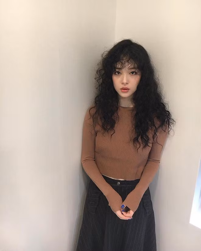 4. Tóc xoăn xù mì Kiểu tóc này đặc biệt dành cho những cô nàng mặt tròn, giúp che đi những khuyết điểm trên khuôn mặt mình. Có lẽ cái tên xù mì là cái tên không còn xa lạ với những bạn trẻ thích sự nổi loạn. Một mái tóc xù mì sẽ làm bạn trở lên cá tính và khác biệt hơn rất nhiều so với các kiểu tóc xoăn tự nhiên khác.