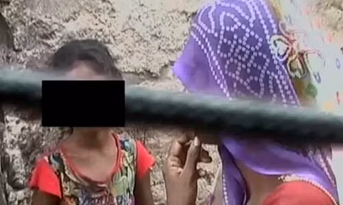 Nạn nhân 6 tuổi bên mẹ của mình.