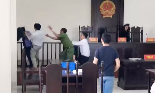 Ông Nguyễn Văn Hiền đấm vào mặt kiểm sát viên tại phòng xử án TAND huyện Bình Chánh, TP HCM. Ảnh: LÊ PHONG