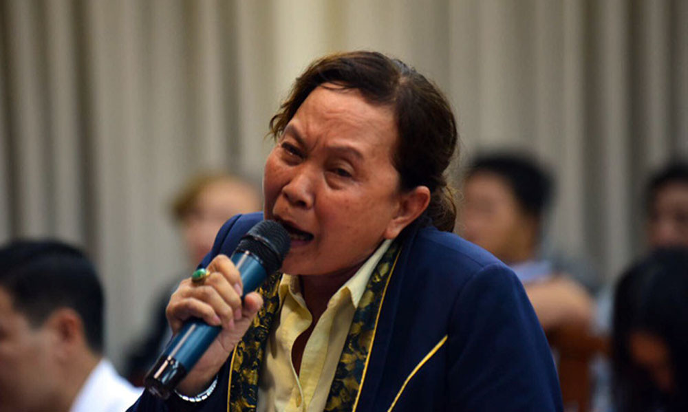 Cử tri Nguyễn Thị Bạch Tuyết bật khóc khi nói đền giá đền bù rẻ mạt ở KĐT Thủ Thiêm.