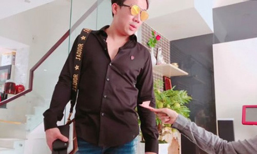 Hari Won phải vay quản lí để đưa cho Trấn Thành 850 nghìn đồng.