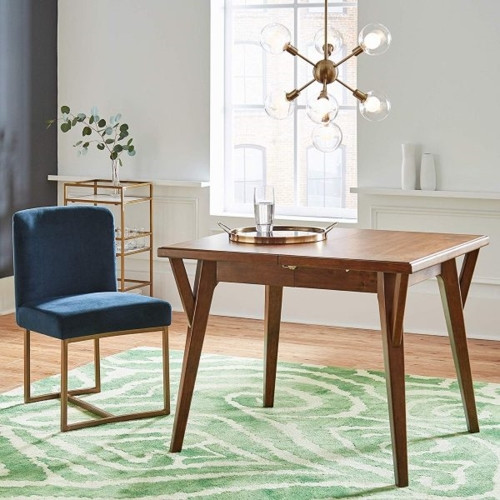 Những quả bóng thủy tinh cung cấp ánh sáng tuyệt vời cho phòng ăn.