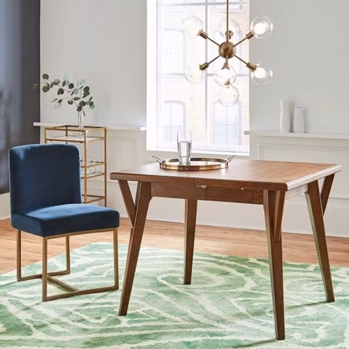 Những quả bóng thủy tinh cung cấp ánh sáng tuyệt vời cho phòng ăn.