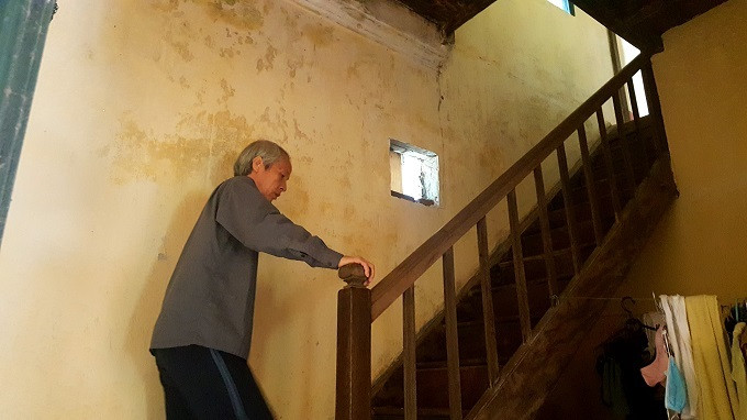 Cầu thang và mặt sàn tầng hai cũng được làm bằng gỗ lim. Căn biệt thự này ấm vào mùa đông và mát mẻ vào mùa hè. Ông Tiệp kể: "Thời ấy, sắt thép khan hiếm, trong nước chưa sản xuất được nên phải nhập từ Pháp về. Thép cây, thép dầm, xi măng được vận chuyển theo sông Hồng, rồi thuê thợ rèn đến làm hàng tháng trời".