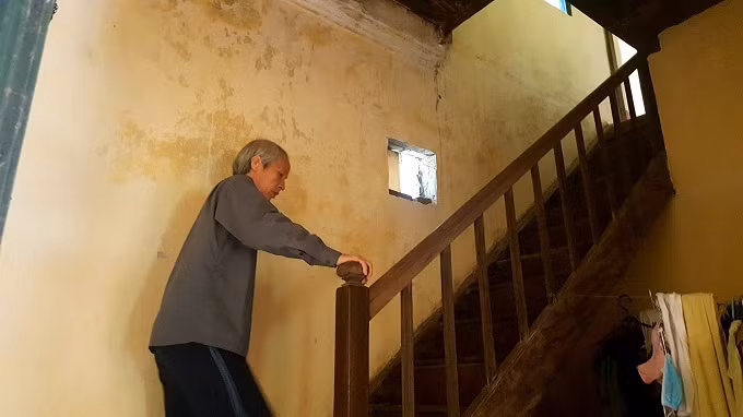 Cầu thang và mặt sàn tầng hai cũng được làm bằng gỗ lim. Căn biệt thự này ấm vào mùa đông và mát mẻ vào mùa hè. Ông Tiệp kể: "Thời ấy, sắt thép khan hiếm, trong nước chưa sản xuất được nên phải nhập từ Pháp về. Thép cây, thép dầm, xi măng được vận chuyển theo sông Hồng, rồi thuê thợ rèn đến làm hàng tháng trời".