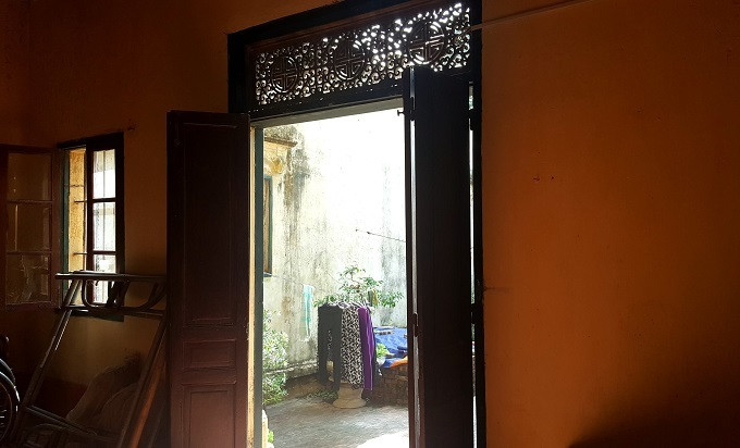 Tất cả các cánh cửa ra vào, cửa sổ và cửa thông gió trong biệt thự đều được làm từ gỗ lim. Trải qua gần 100 năm nhưng hệ thống cửa vẫn chắc chắn, chưa có dấu hiệu bị mối mọt.