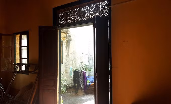 Tất cả các cánh cửa ra vào, cửa sổ và cửa thông gió trong biệt thự đều được làm từ gỗ lim. Trải qua gần 100 năm nhưng hệ thống cửa vẫn chắc chắn, chưa có dấu hiệu bị mối mọt.