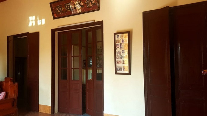 Bên trong căn biệt thự được ngăn cách thành 2 gian. Gian phía trong để thờ cúng, gian ngoài được bố bà An dùng làm nơi bốc thuốc, tiếp khách.