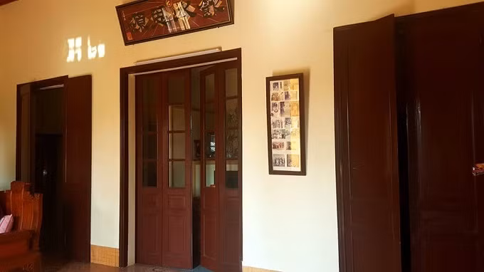 Bên trong căn biệt thự được ngăn cách thành 2 gian. Gian phía trong để thờ cúng, gian ngoài được bố bà An dùng làm nơi bốc thuốc, tiếp khách.