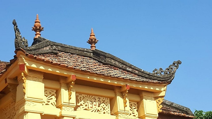 Cánh cửa bằng gỗ lim nguyên khối, chạm trổ hoa văn nổi, có chiều cao hơn 2 mét.