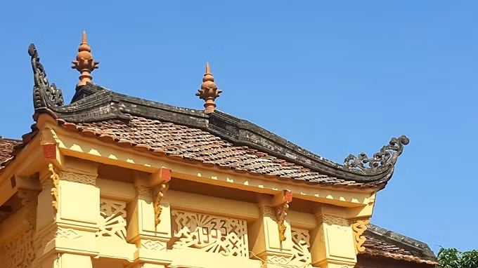 Cánh cửa bằng gỗ lim nguyên khối, chạm trổ hoa văn nổi, có chiều cao hơn 2 mét.