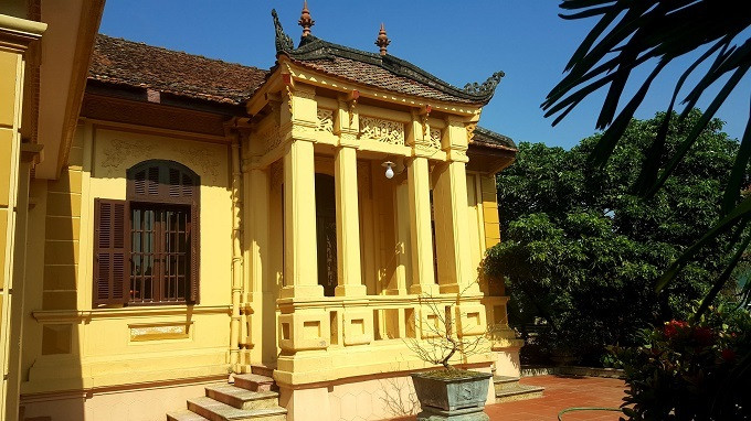 Góc mái được làm cong uốn ngược, có hình rồng phía góc. Theo thời gian in trên tường, căn biệt thự được xây dựng năm 1933.