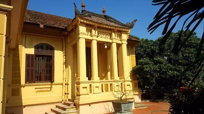 Góc mái được làm cong uốn ngược, có hình rồng phía góc. Theo thời gian in trên tường, căn biệt thự được xây dựng năm 1933.