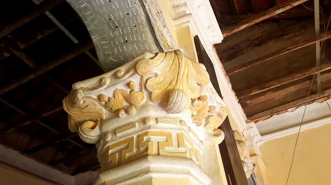 Căn biệt thự của gia đình bà Lê Thị Phước An (SN 1945 - con gái thứ 5 của vợ chồng thầy lang nổi tiếng trong làng) lại chỉ có 1 tầng, có sân vườn. Kiến trúc pha trộn giữa phương Tây và văn hóa bản địa. Những hàng cột vững chãi kết hợp với mái ngói, thềm nhà cao hơn mặt đường nên không bị ẩm thấp.