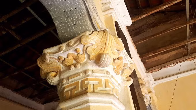 Căn biệt thự của gia đình bà Lê Thị Phước An (SN 1945 - con gái thứ 5 của vợ chồng thầy lang nổi tiếng trong làng) lại chỉ có 1 tầng, có sân vườn. Kiến trúc pha trộn giữa phương Tây và văn hóa bản địa. Những hàng cột vững chãi kết hợp với mái ngói, thềm nhà cao hơn mặt đường nên không bị ẩm thấp.