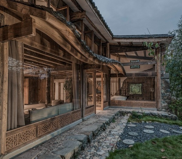 Hai tầng của ngôi nhà đã được khôi phục cẩn thận, phần nội thất bên trong và cách bài trí đã được thiết kế lại cho hợp lý hơn. Một phần các bức tường gỗ và các khung cửa sổ đã được thay thế bằng các bức tường kính lớn, tạo cảm giác về không gian mở cho người cư ngụ và giúp cho ánh sáng tự nhiên tràn và nhà nhiều hơn.