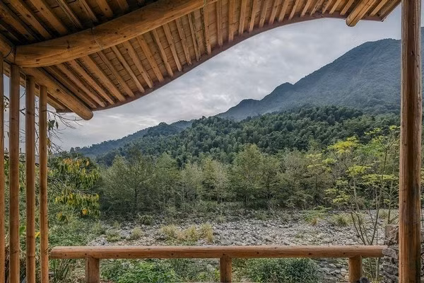 Gỗ dùng trong kết cấu được tận dụng lại từ ngôi nhà cũ và đã được kiểm tra cần thận để bảo tính an toàn. Phần vật liệu thay thế cũng được lựa chọn, xử lý sao cho hoàn toàn đồng nhất với phần còn lại ngôi nhà để đảm bảo tính thẩm mỹ có từ lâu đời.