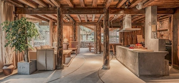 Bên trong nhà, cách bài trí dựa trên lối kiến trúc địa phương với các phòng được sắp xếp xung quanh một lò sưởi trung tâm. Không gian sinh hoạt chung được đặt cạnh nhà bếp.