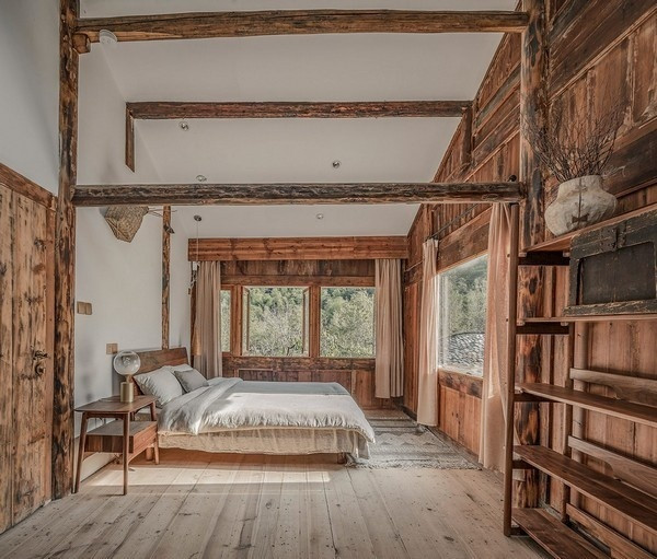 Tầng trên là phòng làm việc, phòng tắm và phòng ngủ với các cửa sổ kính cung cấp tầm nhìn ra toàn cảnh khu vực.