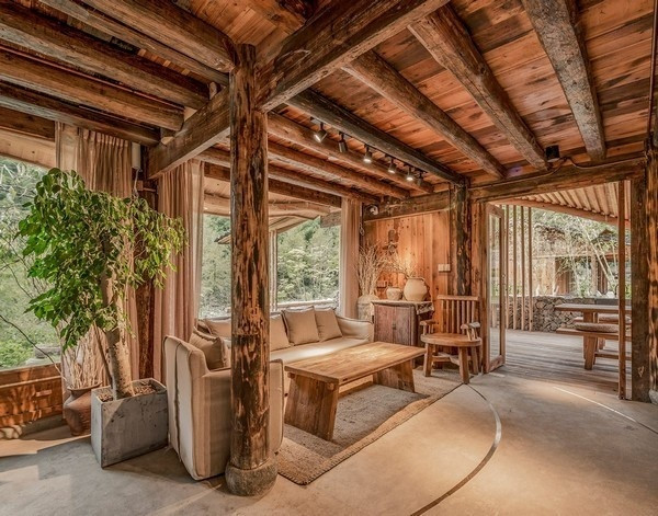 Các khu vực đều thông với nhau và được tạo điểm nhấn bởi các đường viền bằng đồng hình thành các lối đi trong nhà. Phần mái hiên nhô ra ngoài là nơi đặt một bộ bàn ghế làm từ gỗ tạo thành khu vực phòng trà và sinh hoạt ngoài trời.