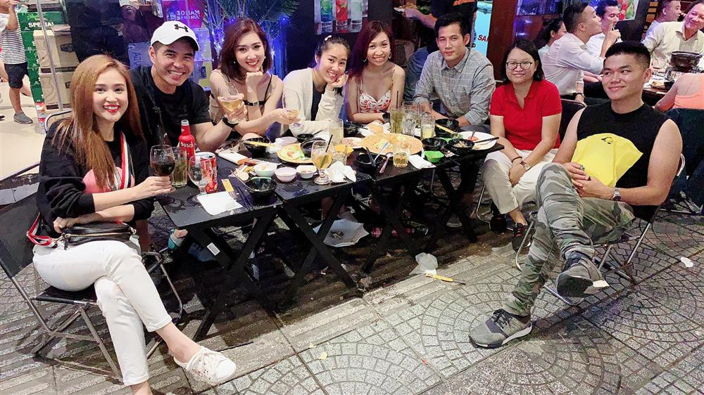 Lê Phương cười thoải mái khi hẹn hò gia đình "Gạo nếp gạo tẻ".