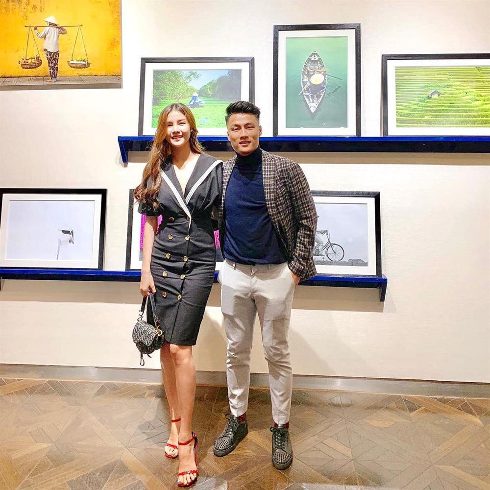 Đăng ảnh sánh đôi bên bà xã Kỳ Hân, Mạc Hồng Quân cho biết: "Hai vợ chồng 3 tuần mới gặp nhau", góp mặt trong tin sao Việt.