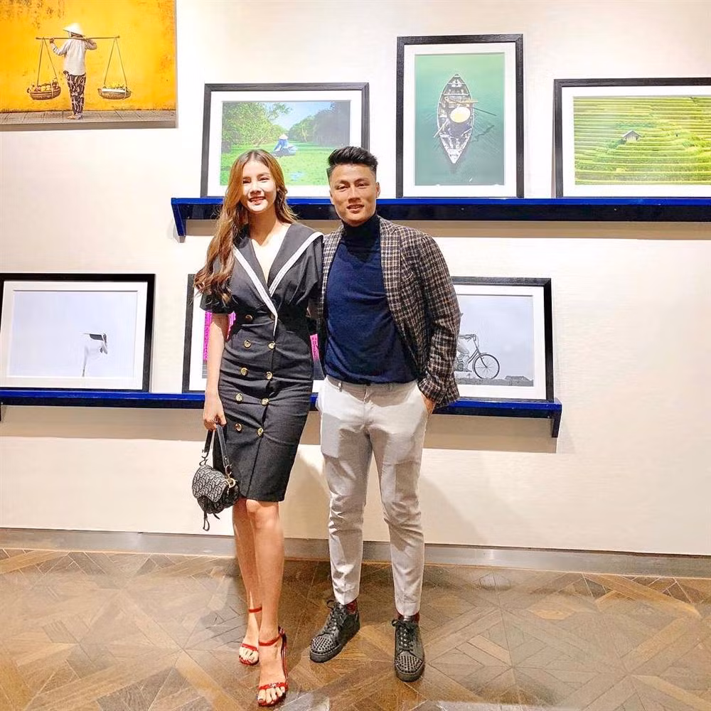 Đăng ảnh sánh đôi bên bà xã Kỳ Hân, Mạc Hồng Quân cho biết: "Hai vợ chồng 3 tuần mới gặp nhau", góp mặt trong tin sao Việt.