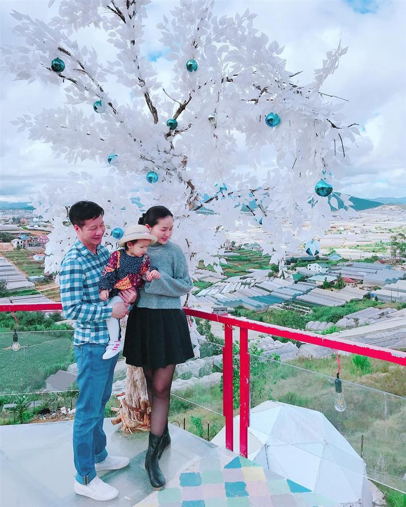 Phan Như Thảo tận hưởng niềm hạnh phúc bên chồng con: "Kỉ niệm năm thứ 3 chúng mình mừng Giáng Sinh với thiên thần Bồ Câu".