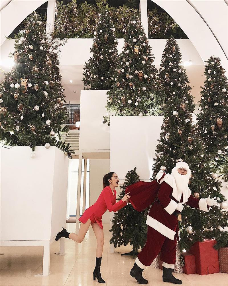 Dù đã qua Noel một ngày, Bảo Anh khoe ảnh tinh nghịch và cho biết: "Vẫn là giáng sinh".