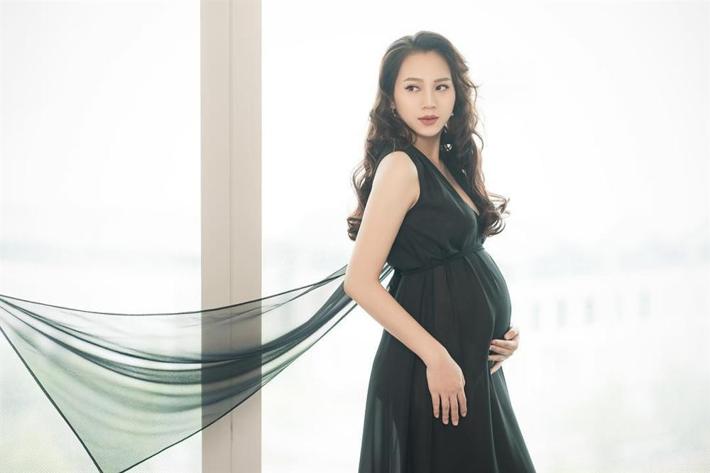 Ngọc Thạch khoe bụng bầu.