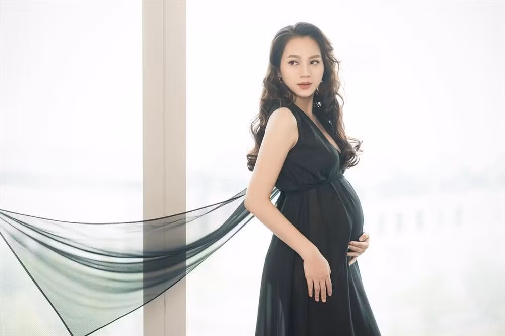 Ngọc Thạch khoe bụng bầu.