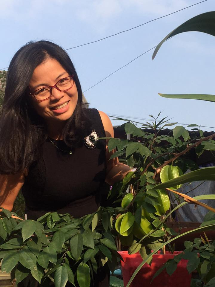 Đó là những chia sẻ của chị Đoàn Thanh Huyền (Cầu Giấy, Hà Nội) về thú vui rất đời thường và vô cùng ý nghĩa của mình. Chị Huyền đã tự tay gieo hạt, trồng rau trên mảnh sân thượng chỉ vỏn vẹn 50-60m2 của mình và tạo nên một vườn rau mà ai ai nhìn vào cũng phải xuýt xoa khen ngợi.