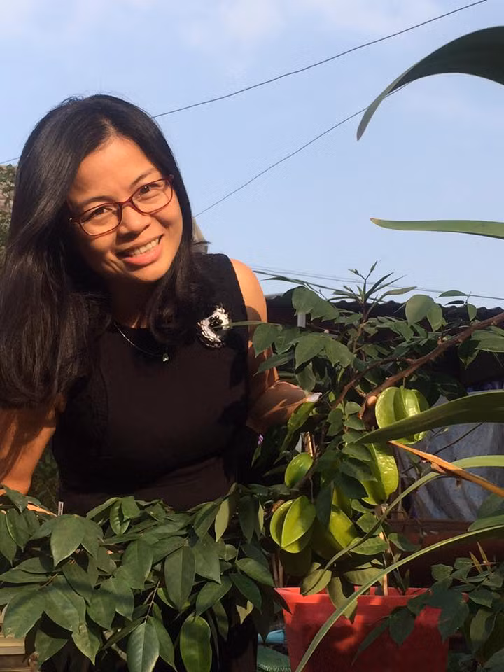 Đó là những chia sẻ của chị Đoàn Thanh Huyền (Cầu Giấy, Hà Nội) về thú vui rất đời thường và vô cùng ý nghĩa của mình. Chị Huyền đã tự tay gieo hạt, trồng rau trên mảnh sân thượng chỉ vỏn vẹn 50-60m2 của mình và tạo nên một vườn rau mà ai ai nhìn vào cũng phải xuýt xoa khen ngợi.