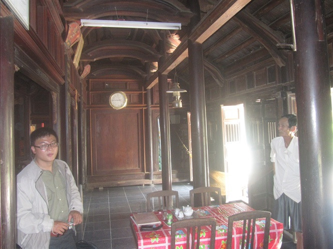 Cột, kèo, xiên, trính… trong nhà lá mái được làm toàn gỗ quý.