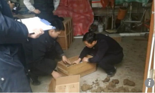 Cảnh sát đang kiểm kê số lựu đạn.