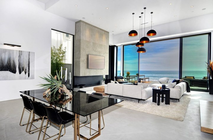 Cửa kính không cản sáng và có chế độ đóng mở tự động.