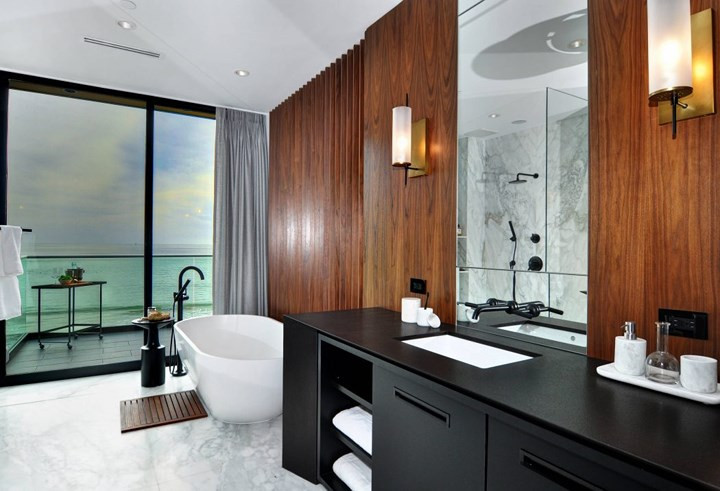 Việc áp dụng kỹ thuật chế tác đồ nội thất bằng gỗ tự nhiên truyền thống giảm thiểu sự cong vênh và biến đổi hình dạng đã giúp cho gia chủ có thể thoải mái sử dụng nội thất gỗ để trang trí trong phòng tắm.