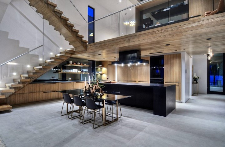 Sự xuất hiện của những bộ đèn trang trí không chỉ ảnh hưởng đến độ sáng tối của căn phòng, ảo giác không gian rộng hẹp mà còn tạo nên vẻ đẹp sang trọng, nét nổi bật hơn cho nhà bếp.