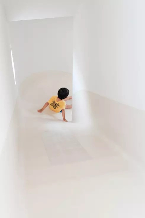 Chiếc cầu trượt này liệu sẽ dẫn lối về đâu? Chắc hẳn chuyên gia đã mất rất nhiều thời gian để nghiên cứu xem nên sắp xếp cầu trượt ở đâu cho hợp lý, độ nghiêng và độ dốc như thế nào để đảm bảo sự an toàn cho trẻ cũng như nên chọn chất liệu nào cho phù hợp. Và cuối cùng khi thiết kế đã hoàn thiện, chúng ta cùng tìm hiểu xem đích đến của chiếc cầu trượt này sẽ về đâu nhé!