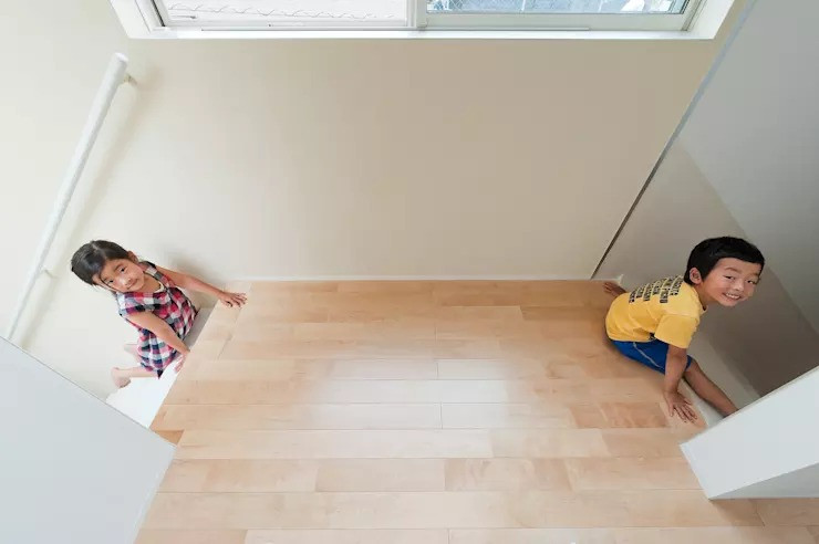 Cầu thang? Hay cầu trượt? Ta có thể dễ dàng nhận thấy sự thích thú hiện rõ trên khuôn mặt trẻ. Thông thường, việc leo cầu thang sẽ khiến trẻ cảm thấy mệt mỏi nhưng không, trong thiết kế này, trẻ lại vô cùng thích thú bởi trẻ biết rằng, sự vất vả mà mình vừa trải qua sẽ được đánh đổi với cuộc vui thú vị trên chiếc cầu trượt tưởng chừng như vô tận.